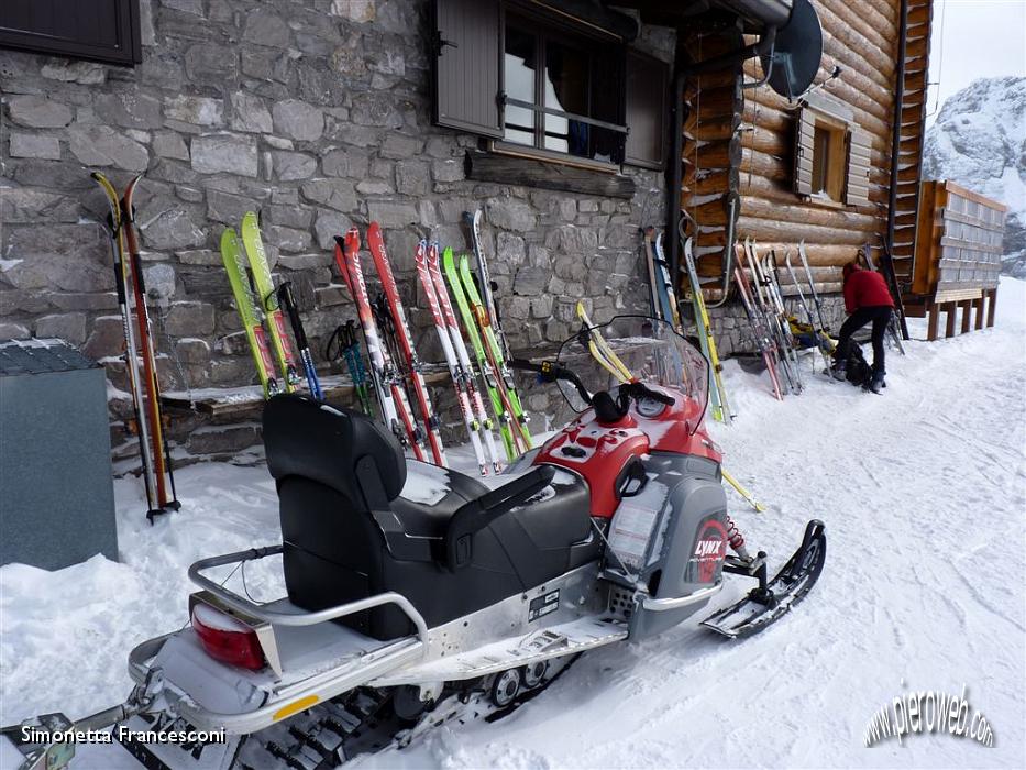 17 Fuori dallo chalet...arnesi del ...divertimento.JPG